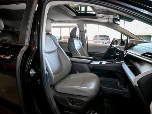 Used 2023 Toyota Sienna XLE image 28