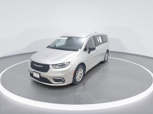 Used 2024 Chrysler Pacifica Touring-L image 2