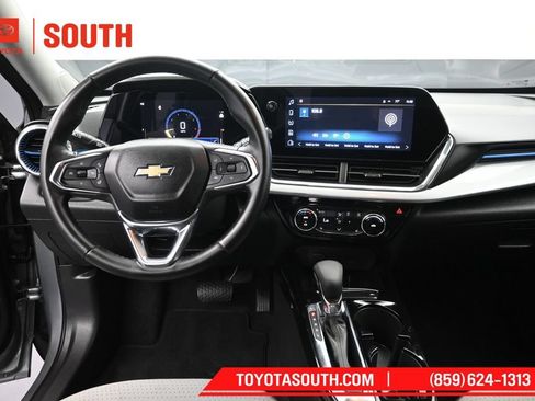 Used 2025 Chevrolet Trax LT w/ LT Convenience Package FWD image 11