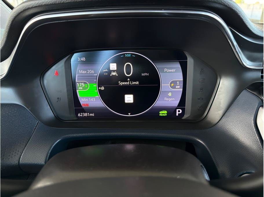 Used 2022 Chevrolet Bolt EUV Premier w/ Sun & Sound Package FWD image 17