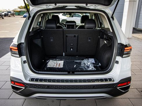 New 2026 Volkswagen Taos SE image 16