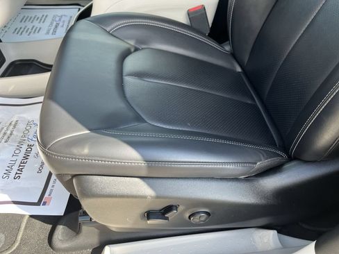 Used 2023 Chrysler Pacifica Touring-L FWD image 12