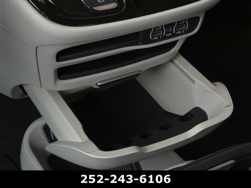 Used 2024 Chrysler Pacifica Touring-L FWD image 16