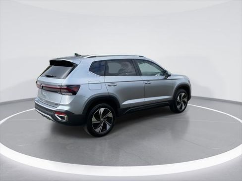 New 2026 Volkswagen Taos SE image 8