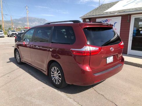 Used 2018 Toyota Sienna XLE Premium FWD image 3