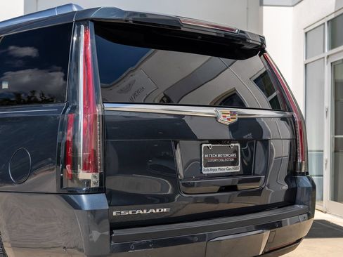 Used 2019 Cadillac Escalade Luxury AWD/4WD image 10