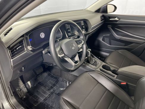 Used 2023 Volkswagen Jetta SE image 9
