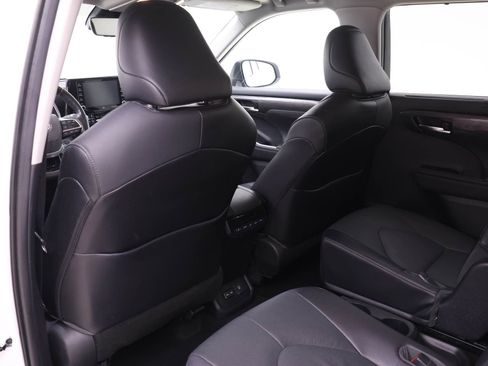 Used 2022 Toyota Highlander Limited image 10