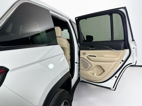 Used 2023 Jeep Grand Cherokee Limited w/ Luxury Tech Group II image 31