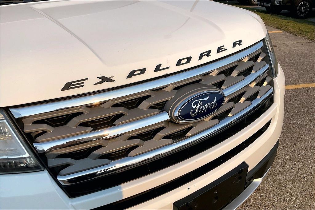Used 2018 Ford Explorer XLT w/ Equipment Group 201A FWD image 28