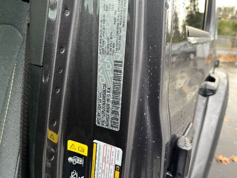 Used 2025 Jeep Wrangler Sahara image 28