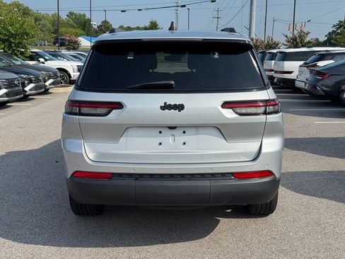 Used 2023 Jeep Grand Cherokee L Laredo RWD image 10