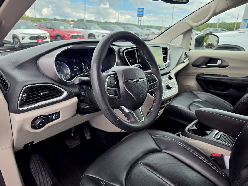 Used 2023 Chrysler Pacifica Touring-L FWD image 16