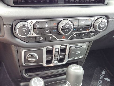 Used 2025 Jeep Wrangler Unlimited Sahara AWD/4WD image 21