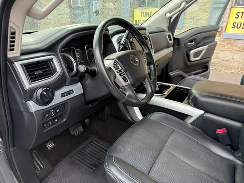 Used 2019 Nissan Titan PRO-4X image 34