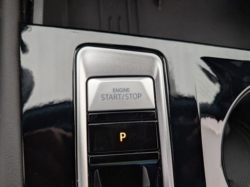 Used 2025 Volkswagen Atlas Cross Sport SEL image 35