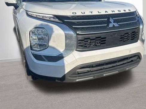 Used 2022 Mitsubishi Outlander ES image 2