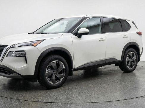 Used 2025 Nissan Rogue SV image 3