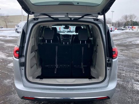 Used 2024 Chrysler Pacifica Touring-L image 25