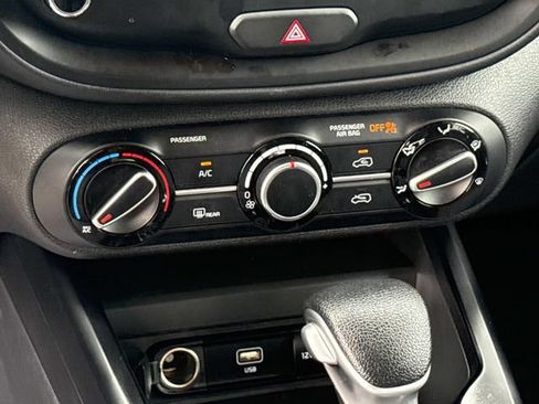 Used 2025 Kia Soul LX w/ LX Technology Package FWD image 21