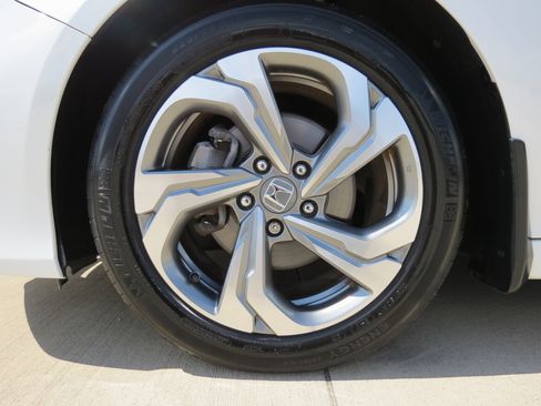 Used 2018 Honda Accord EX image 10