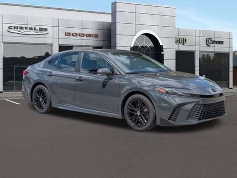 Used 2025 Toyota Camry SE image 2