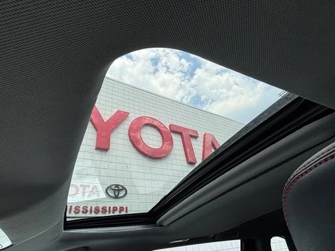 Used 2019 Toyota Highlander SE w/ Nightshade Edition FWD image 17