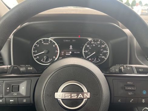 Used 2023 Nissan Rogue SV image 11