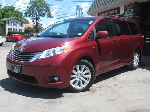 Used 2017 Toyota Sienna XLE Premium w/ Outdoor Package AWD/4WD image 29