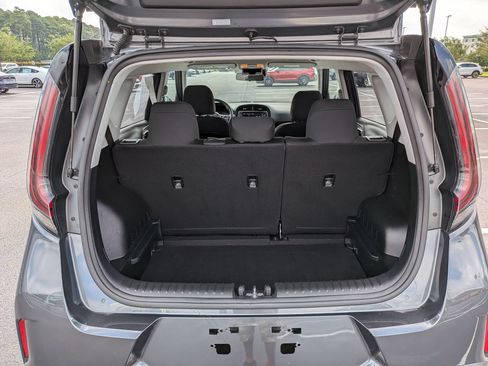 Used 2025 Kia Soul LX w/ LX Technology Package FWD image 31