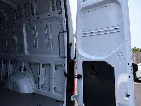 Used 2024 Mercedes-Benz eSprinter 170 Cargo image 16