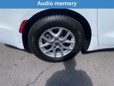 Used 2023 Chrysler Pacifica Touring-L FWD image 7