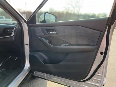 Used 2022 Nissan Rogue SV image 38