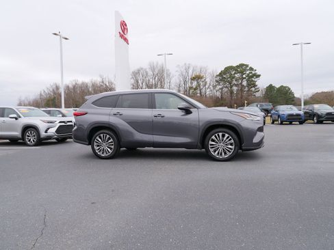 Used 2021 Toyota Highlander Platinum image 3