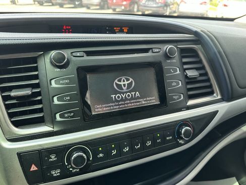 Used 2017 Toyota Highlander LE w/ Carpet Mat Package FWD image 16