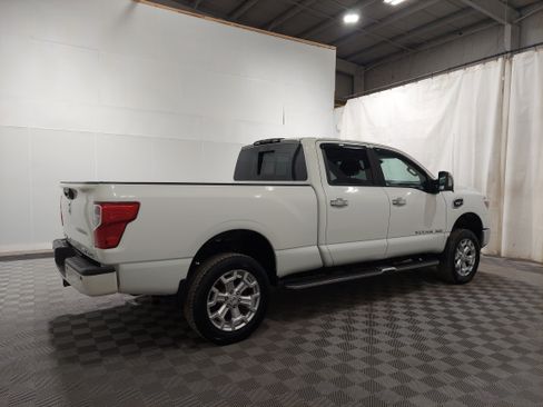 Used 2018 Nissan Titan SV image 3