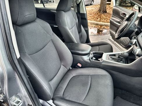 Used 2021 Toyota RAV4 LE image 31
