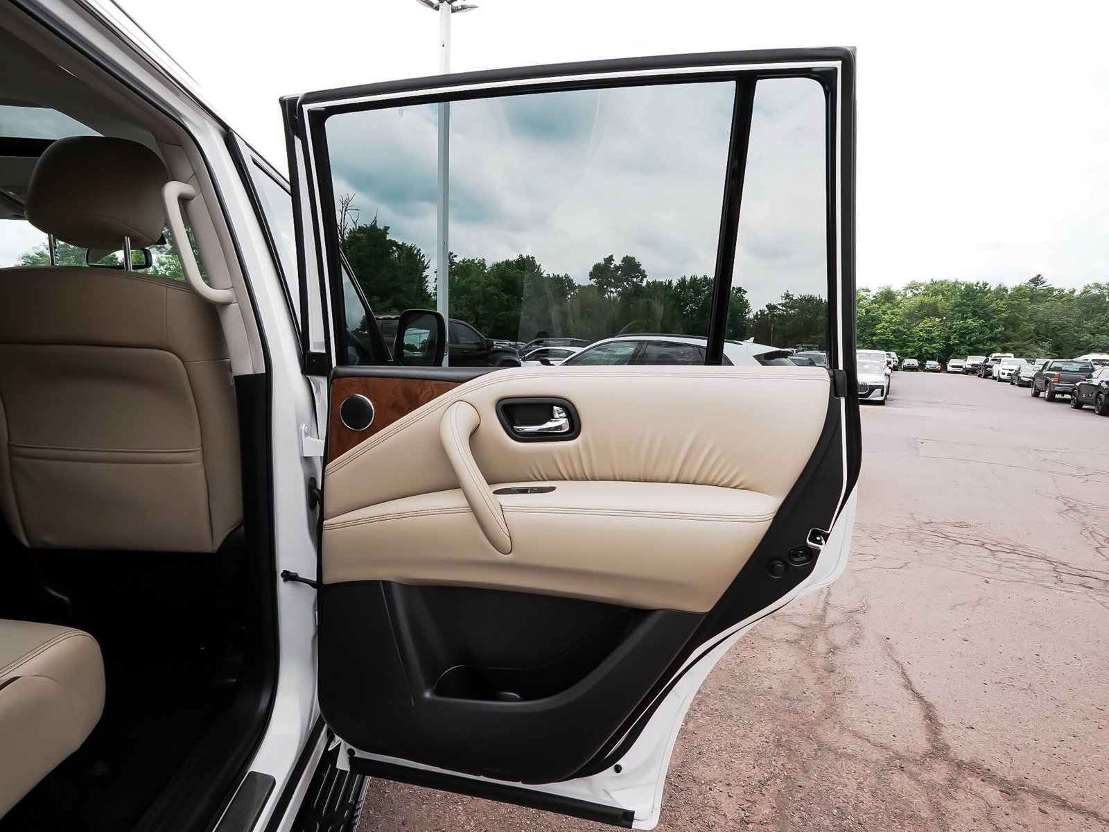 Used 2023 Nissan Armada SL w/ Captain's Chairs Package AWD/4WD image 14