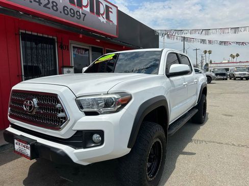 Used 2017 Toyota Tacoma TRD Off-Road image 2