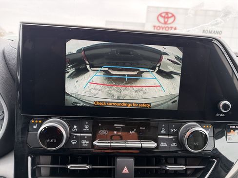 Used 2023 Toyota Highlander XLE image 19