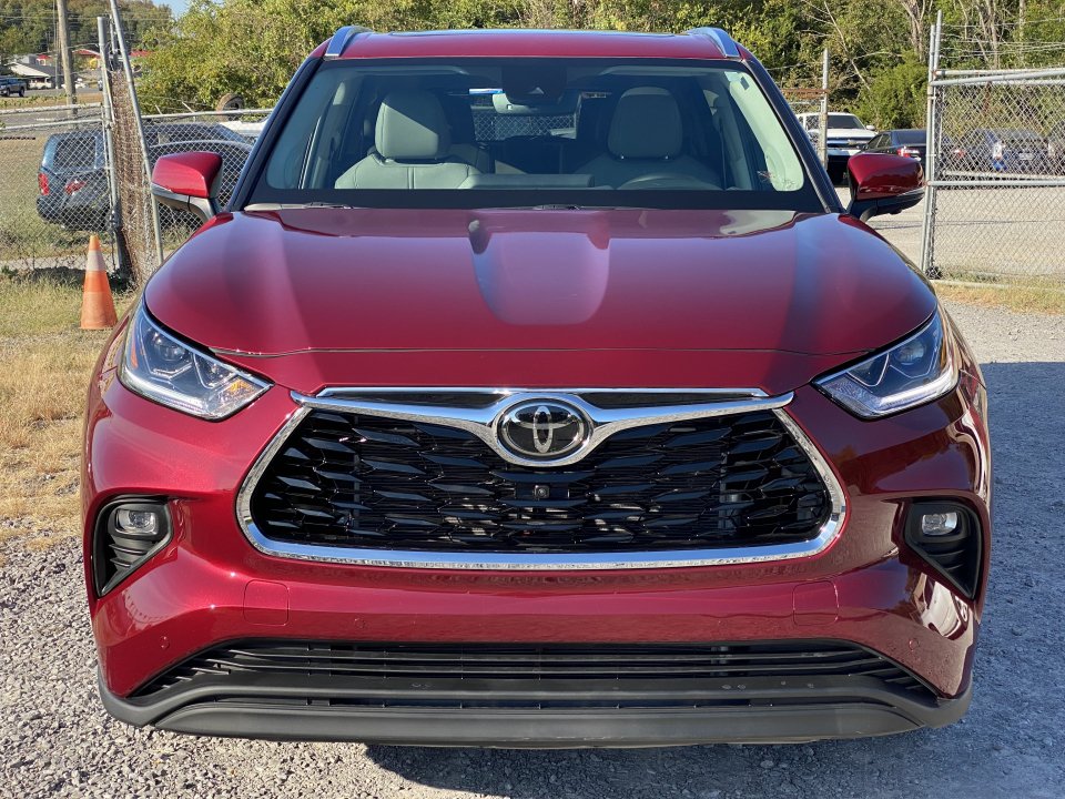 Used 2025 Toyota Highlander Limited AWD/4WD image 1