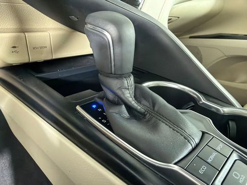 Used 2018 Toyota Camry XLE image 32