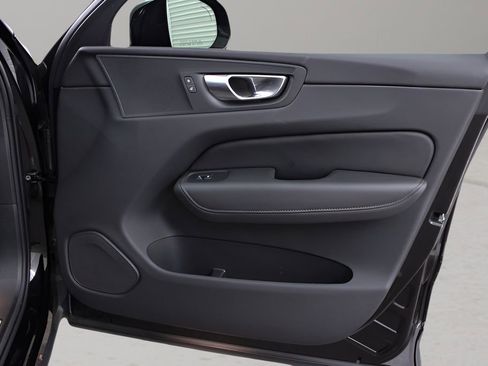 Used 2025 Volvo XC60 B5 Plus AWD/4WD image 13