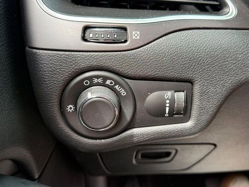 Used 2020 Jeep Cherokee Latitude FWD image 22