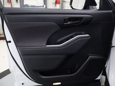 Used 2022 Toyota Highlander LE image 13