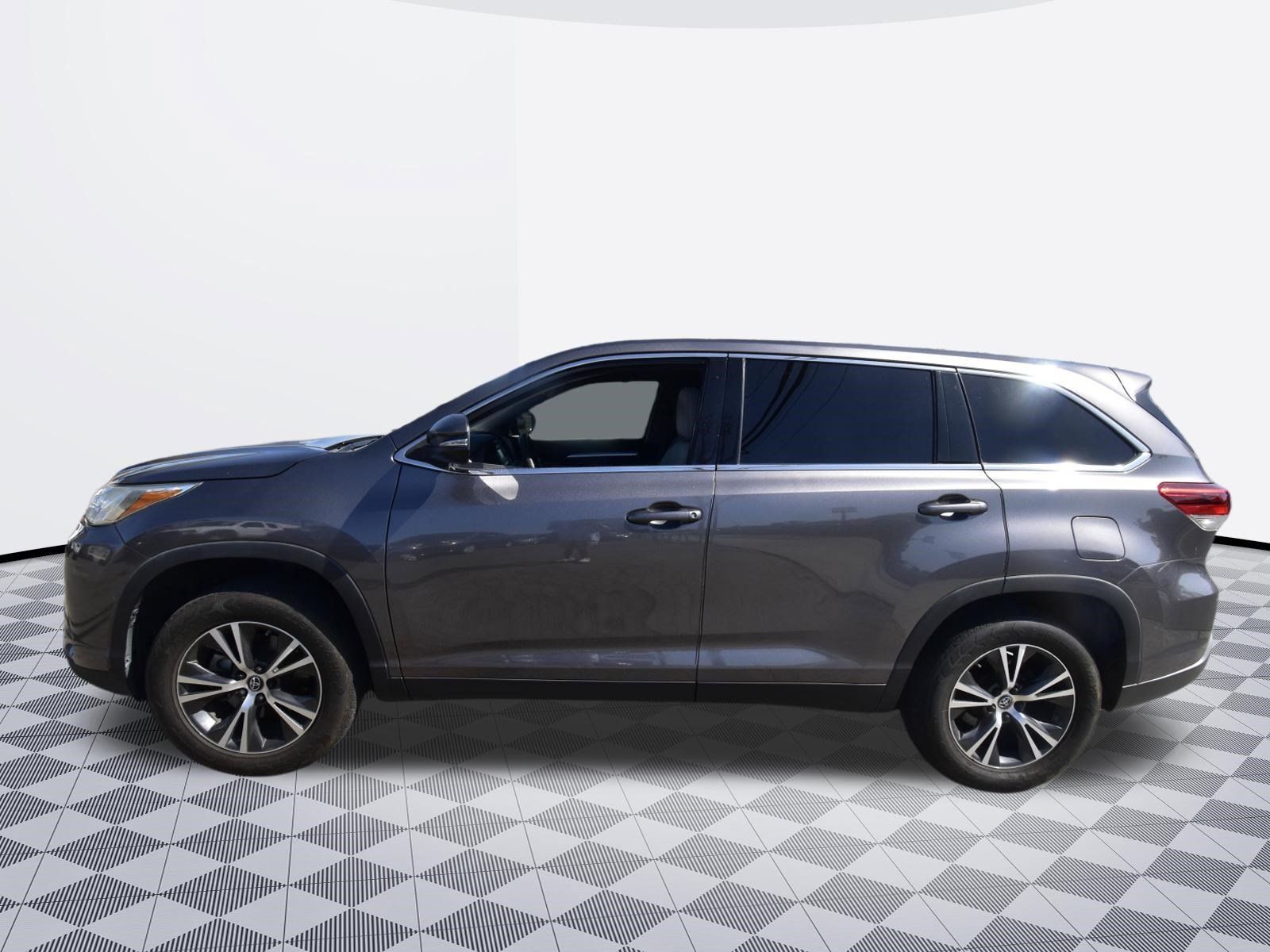 Used 2019 Toyota Highlander LE w/ Carpet Mat Package (TMS) FWD image 2