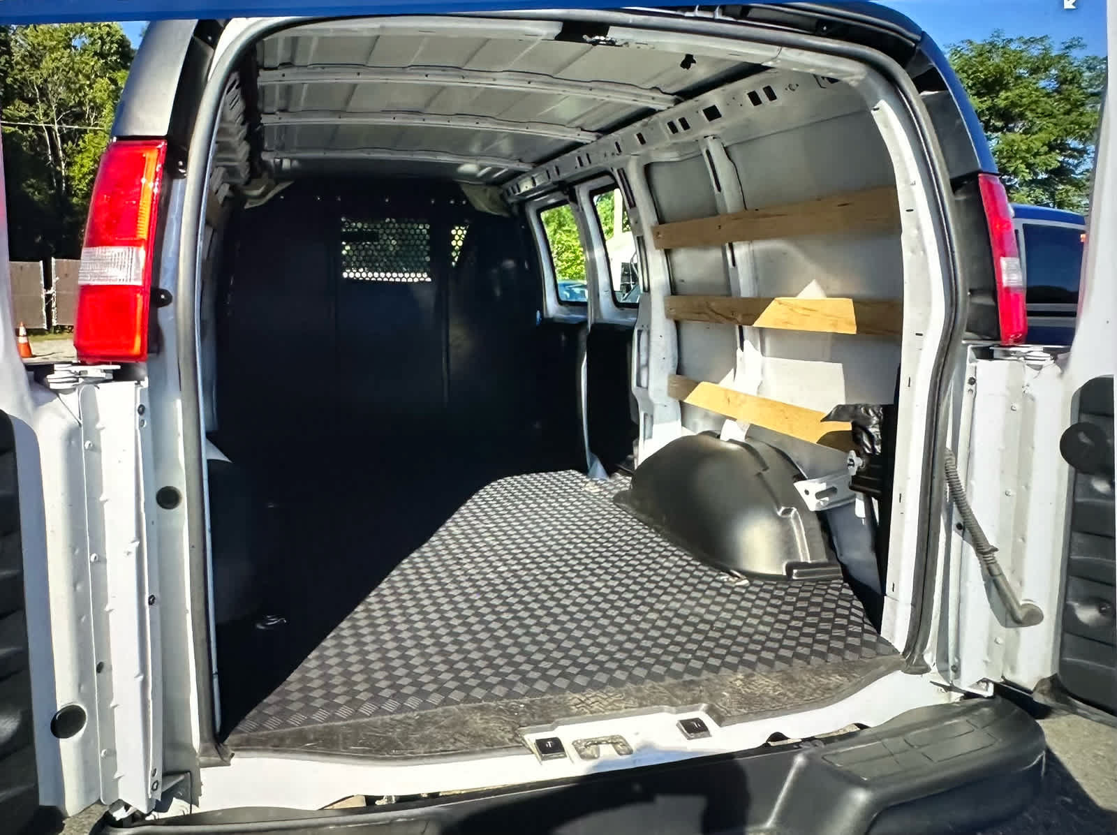 Used 2025 Chevrolet Express 2500 w/ Driver Convenience Package RWD image 2
