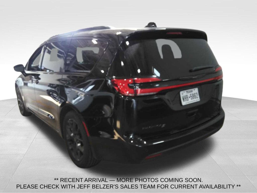 Used 2025 Chrysler Pacifica Limited FWD image 1