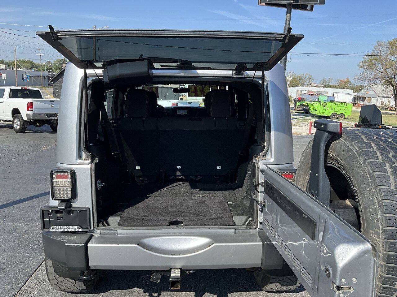 Used 2016 Jeep Wrangler Unlimited Sahara w/ Connectivity Group AWD/4WD image 17