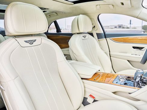 Used 2021 Bentley Flying Spur V8 AWD/4WD image 42